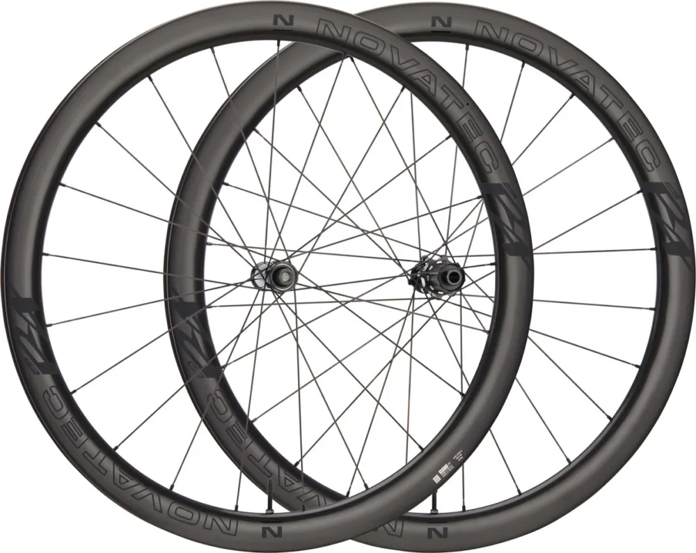 Solange Der Vorrat Reicht Novatec R4 PRO Disc Center Lock Carbon 28" Laufradsatz - black | 142 mm | 100 mm | Shimano Road | Non Boost | Non Boost | 28"