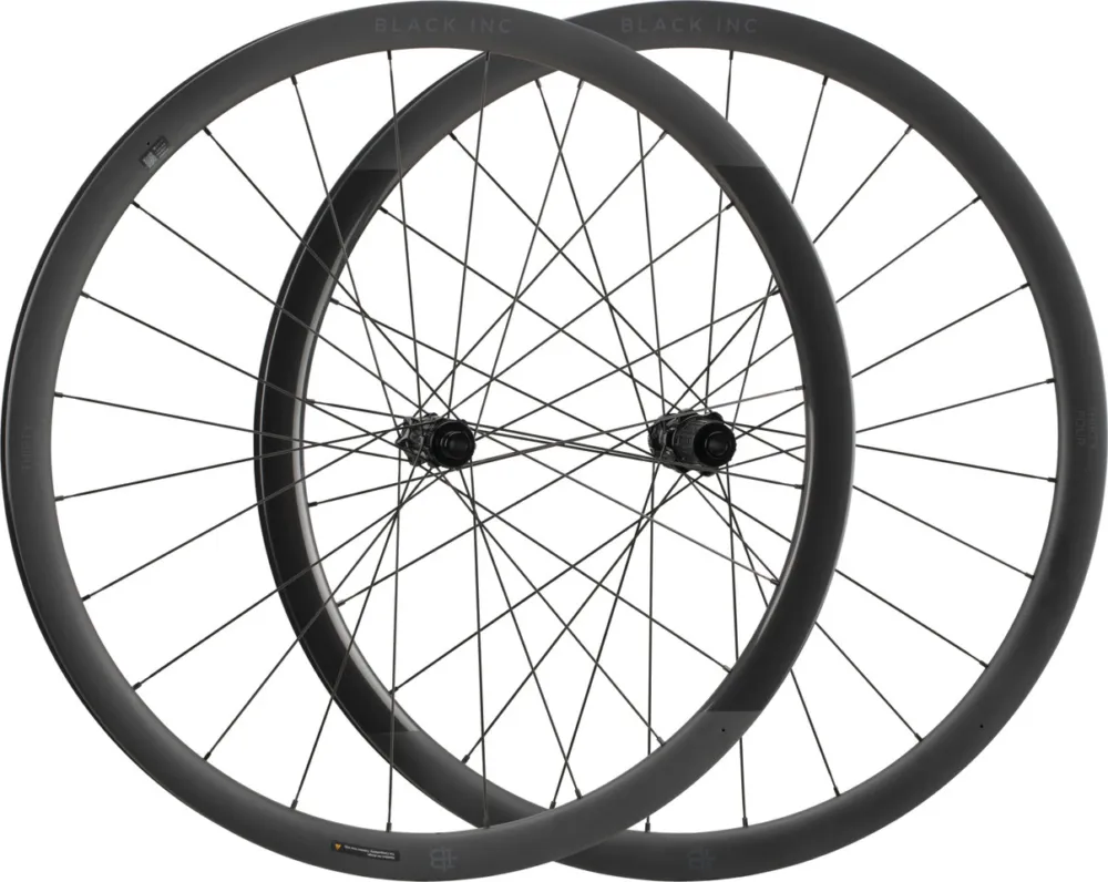 Markenware Black Inc Thirty Four Disc Center Lock Carbon 28" Laufradsatz - black | Non Boost | Non Boost | 142 mm | 100 mm | 28" | Shimano Road | 100 mm | Shimano Road | 100 mm | 142 mm