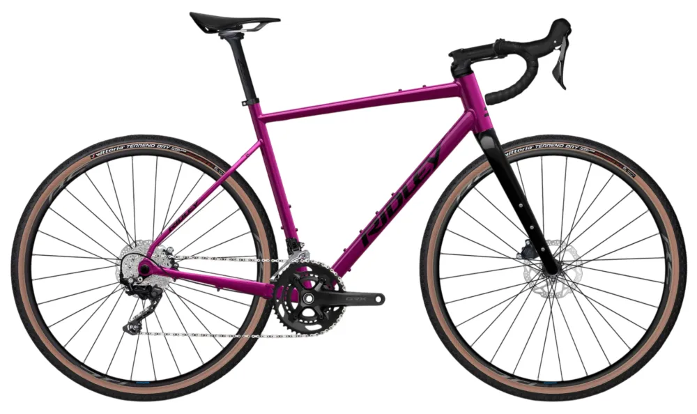 Kostenloser Versand Ridley Kanzo Adventure Alu - Shimano GRX400 - 28 Zoll - Diamant - 2026 - Jazzberry Jam Metallic / KAV01CS - Größe XXS
